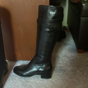 Womens 100% Vegan leather, NWOT, never worn. Sz 37, women’s 6 1/2-7.